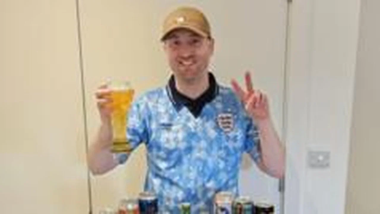 从球迷收藏到文化符号：英格兰球迷GusHully的2026世界杯48国啤